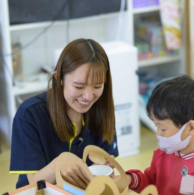 幼稚園教諭と園児の様子